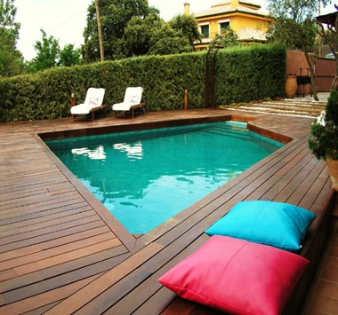 Deck alrededor de piscina